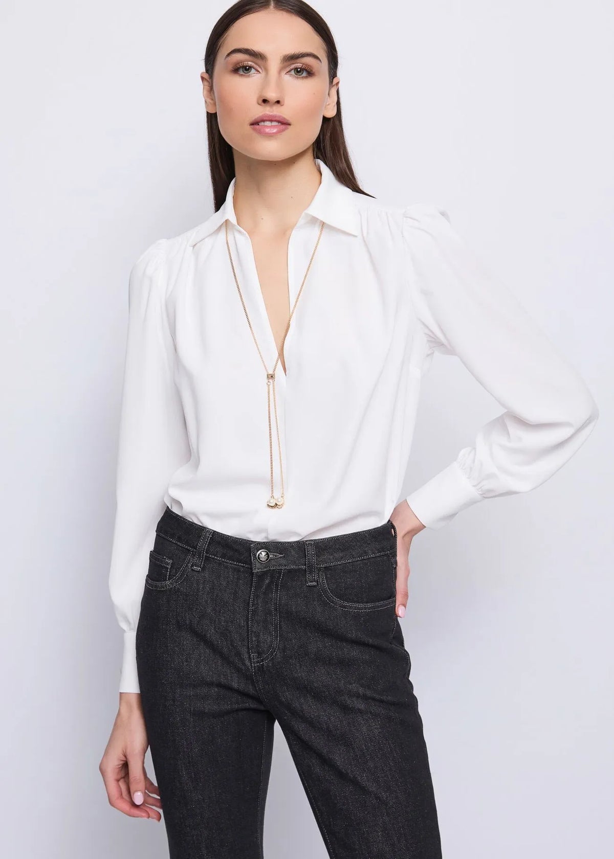 GAUDì 521FD45009 Blusa bianca da donna con collana