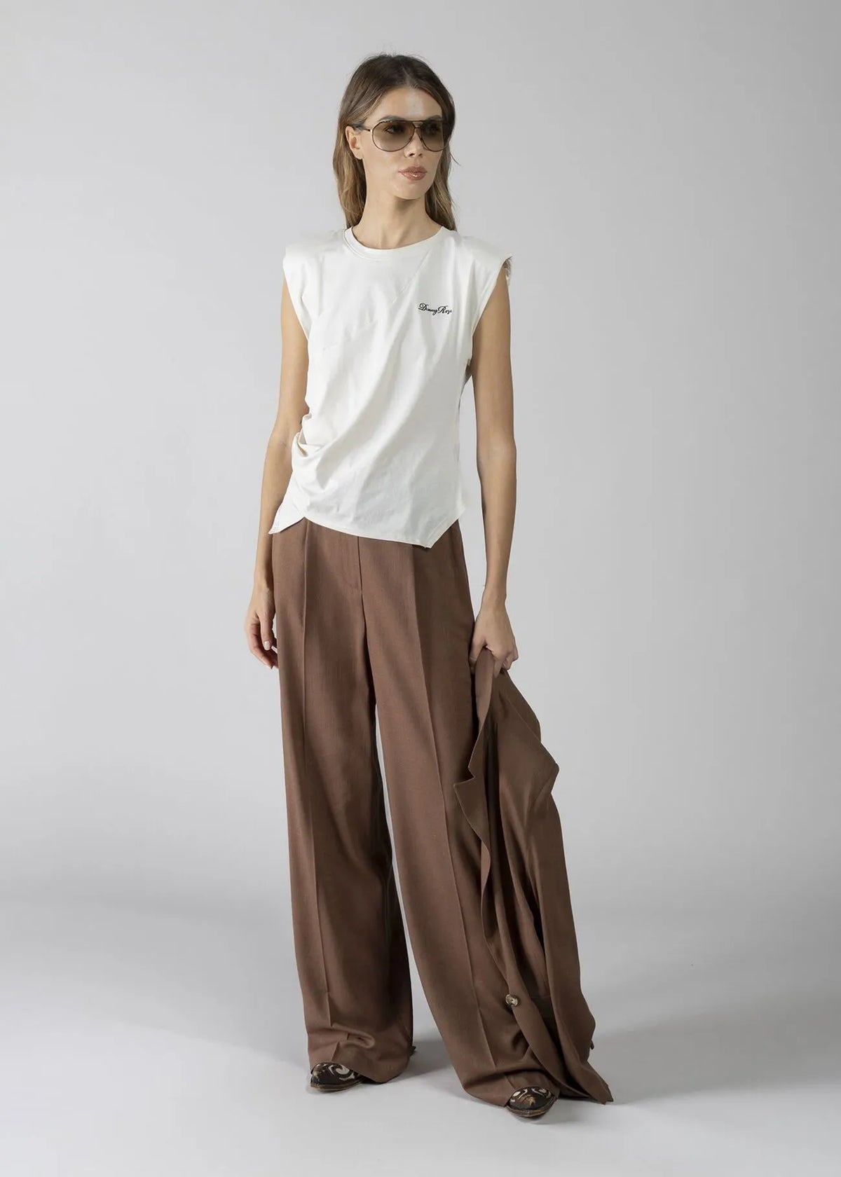 DENNYROSE  611DD64009  T-SHIRT ASIMMETRICA CON RICAMO MILKY