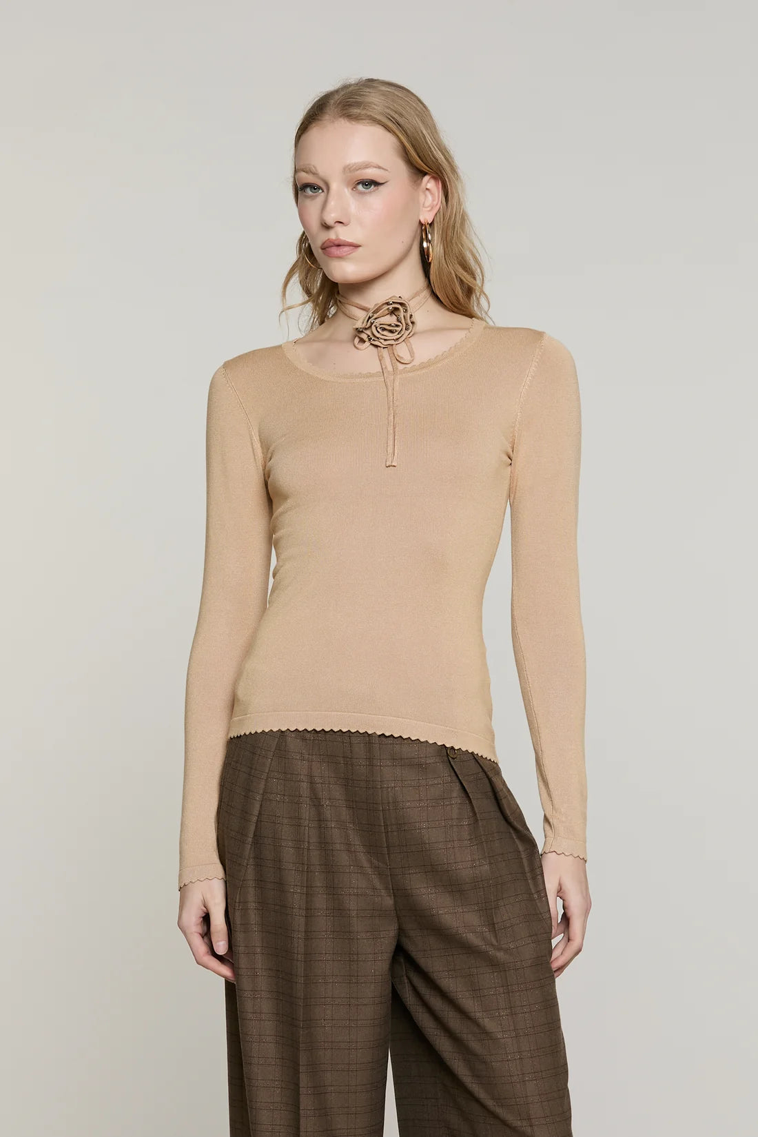 RELISH Maglia DANTIM manica lunga scollo madonna con collarino fiore con strass