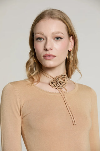 RELISH Maglia DANTIM manica lunga scollo madonna con collarino fiore con strass
